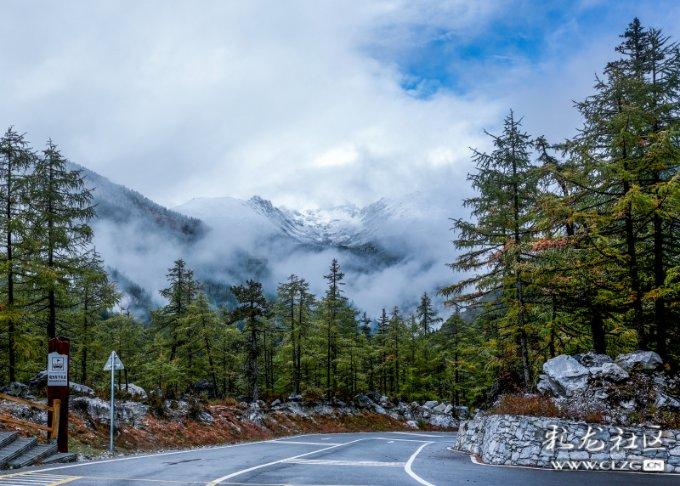 连喷4次!日本一火山喷发 烟柱高达700米